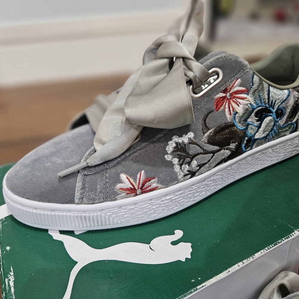 NWT Puma Basket Weave size 9.5 Gray with embroidered flowers